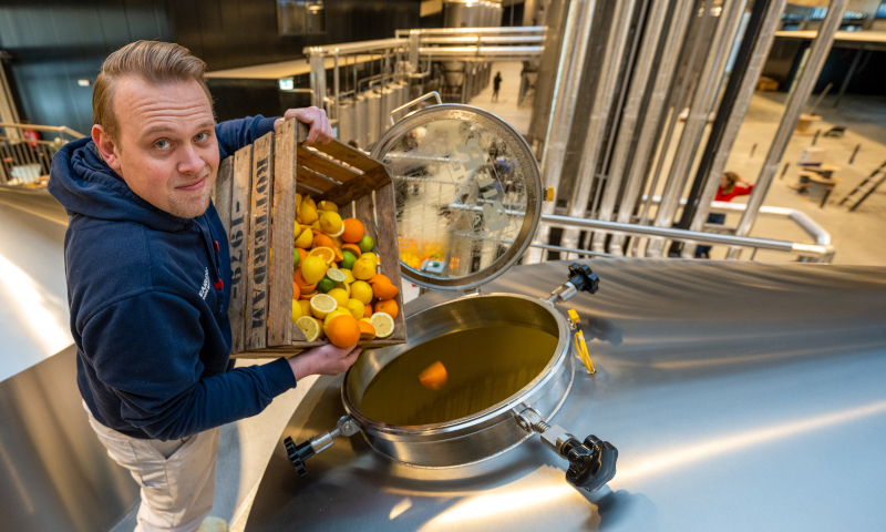 Meesterbrouwer Wesley gooit fruit in de brouwketel van de Stadshaven Brouwerij in Rotterdam